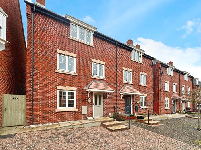 3 Bedroom Town House To Rent In Morley Walk, Church Gresley, Swadlincote, DE11