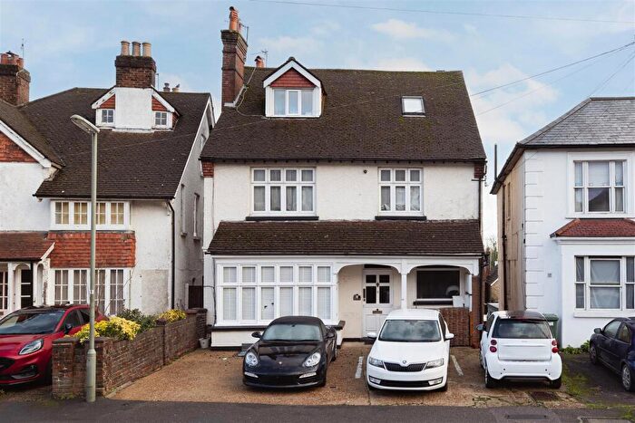 3 Bedroom Apartment To Rent In Earlswood Road, Redhill, RH1