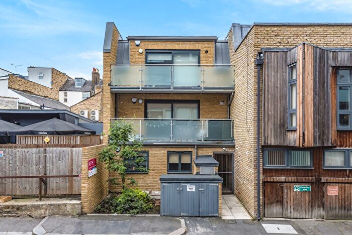 2 Bedroom Flat To Rent In Worple Road Mews, Wimbledon, London, SW19