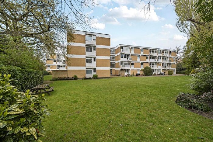 2 Bedroom Apartment For Sale In Park View Court, Woking, Surrey, GU22
