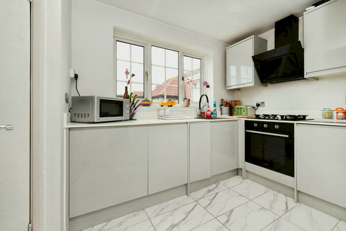 2 Bedroom Flat For Sale In Kings Road, Westcliff-on-sea, SS0