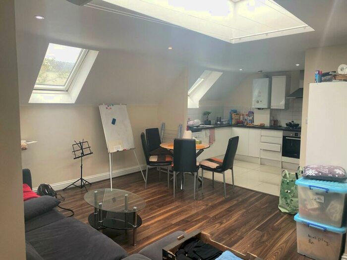 2 Bedroom Flat To Rent In Bedford Road, London, N2
