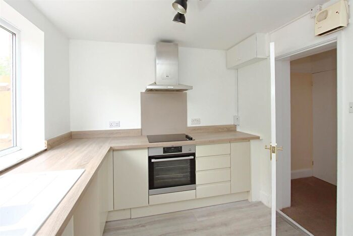 2 Bedroom Detached House For Sale In High Street, Stockbridge, SO20