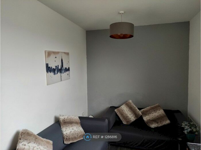 3 Bedroom Flat To Rent In The Study, Salford M6