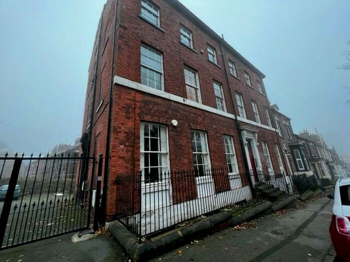 3 Bedroom Flat To Rent In Hanover Square, Leeds, West Yorkshire, LS3