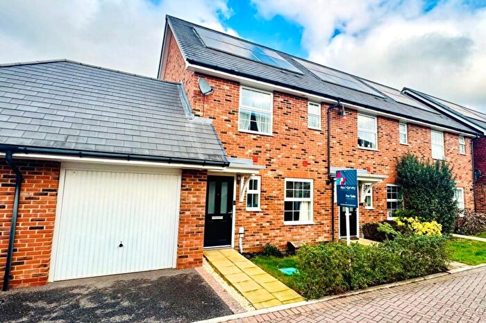 3 Bedroom End Of Terrace House For Sale In Blackthorn Avenue, Billingshurst, RH14