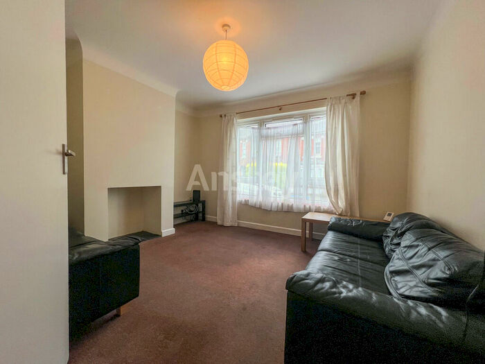 2 Bedroom Flat To Rent In Milton Road, Southampton, SO15