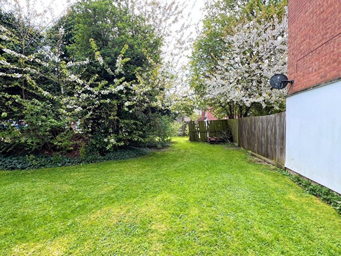 2 Bedroom Flat To Rent In Poplar Grove, Friern Barnet, N11