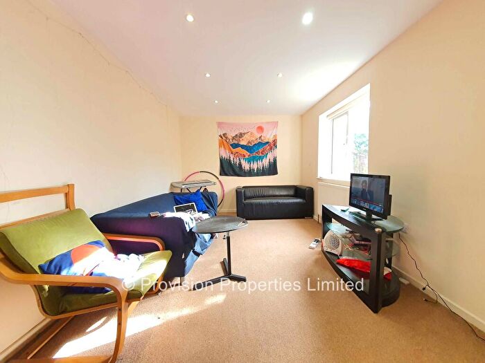 3 Bedroom End Of Terrace House To Rent In St Michaels Lane, Headingley, Leeds, LS6