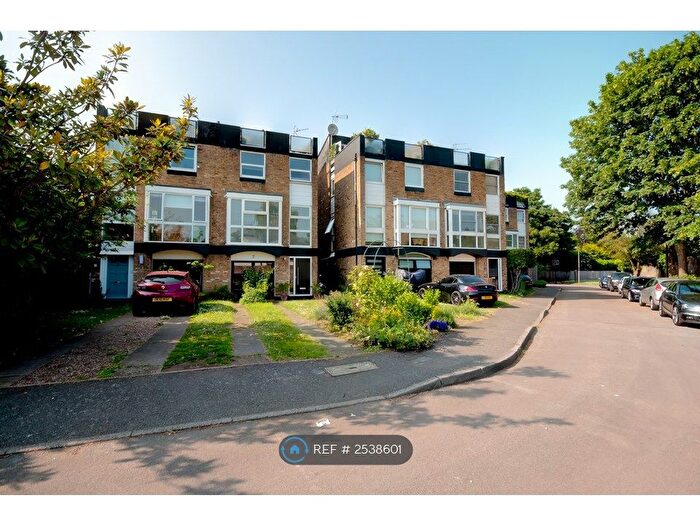 4 Bedroom Semi-Detached House To Rent In Meadow Close, Richmond, TW10