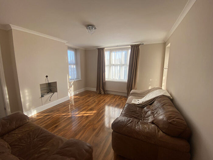 4 Bedroom Apartment To Rent In Shelley Court, New Malden, KT3