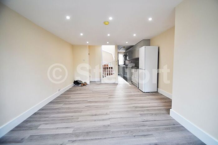 3 Bedroom Flat To Rent In Lordship Road, London, N16