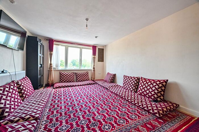 2 Bedroom Flat For Sale In Turners Road, Limehouse, London, E3