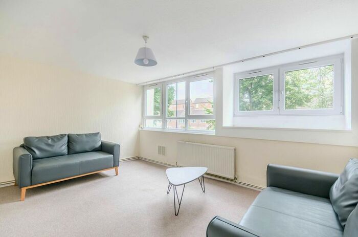 3 Bedroom Flat To Rent In Yelverton Road, Battersea Square, London, SW11