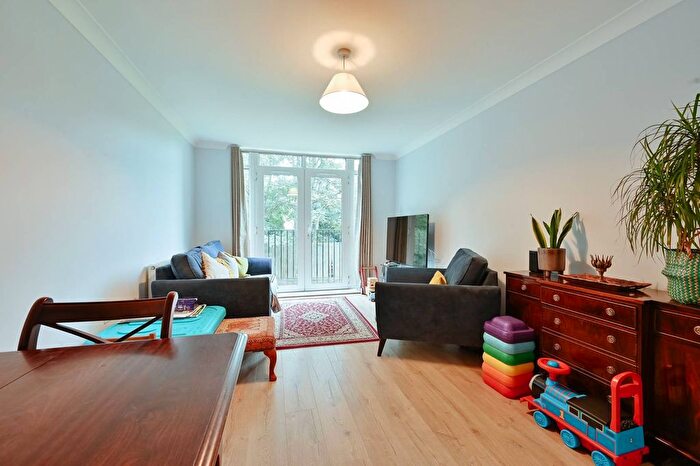 2 Bedroom Flat For Sale In Cairn Park, Watford, WD18