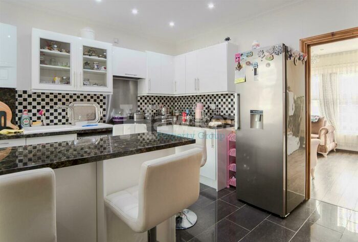 2 Bedroom Apartment To Rent In Roslyn Road, London, N15