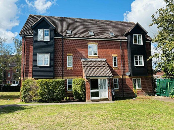 2 Bedroom Flat For Sale In Harbury Court, Newbury, RG14