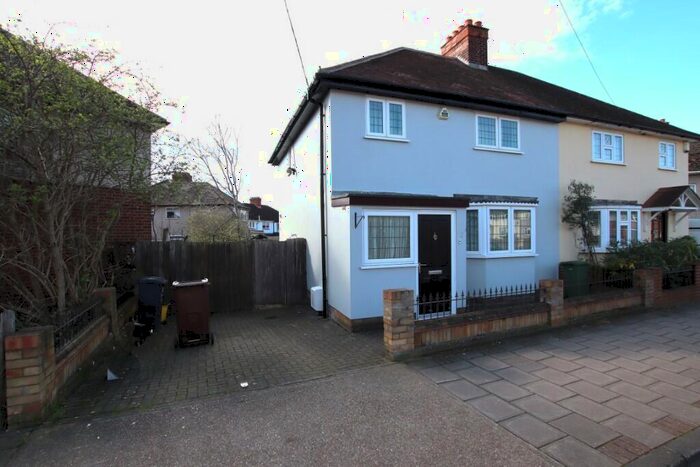 3 Bedroom Semi-Detached House To Rent In Rainham Road North, Dagenham, London, RM10