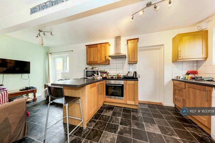 5 Bedroom Semi-Detached House To Rent In Gloucester Road, Guildford, GU2