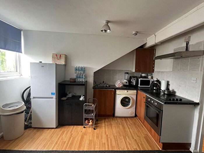 Block Of Flats To Rent In Ash Grove, Leeds, LS6