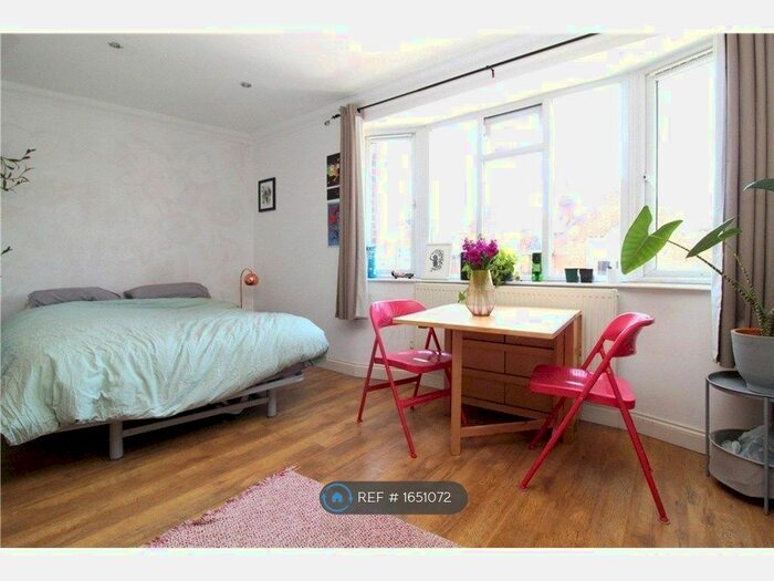 Studio To Rent In Selsdon Road, South Croydon, CR2