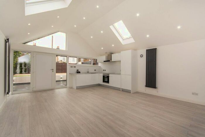 2 Bedroom Bungalow For Sale In Morland Road, Croydon, CR0