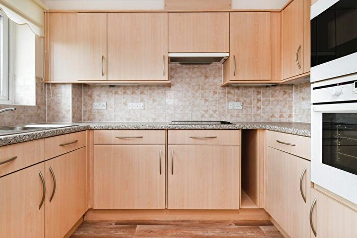 1 Bedroom Flat For Sale In Junction Road, Brentwood, Essex, CM14