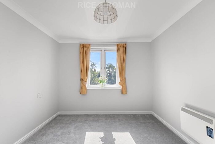 2 Bedroom Flat To Rent In Clifton Park Avenue, London, SW20