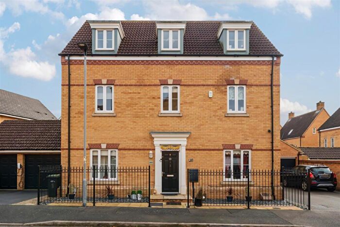 5 Bedroom Detached House For Sale In Crispin Drive, Bedford, MK41