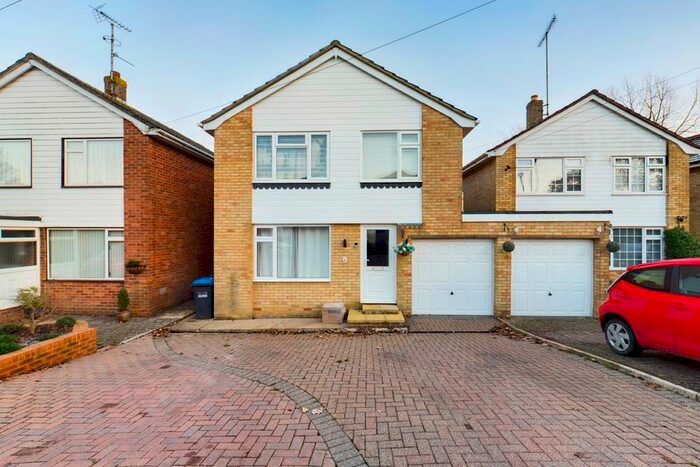 4 Bedroom Link Detached House To Rent In Chaucer Avenue, East Grinstead, RH19