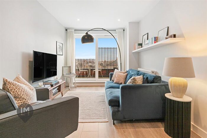 1 Bedroom Flat For Sale In Wimbledon Park Road, London, SW19