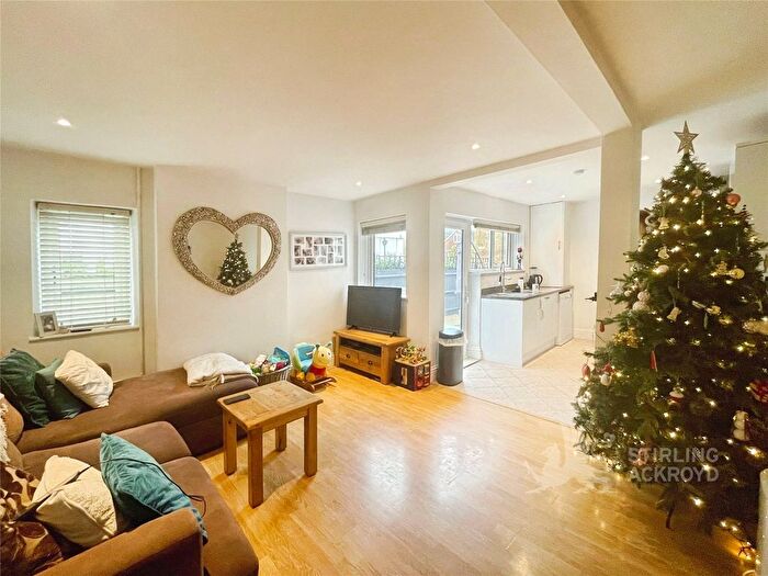 1 Bedroom Flat To Rent In Claremont Road, West Byfleet, Surrey, KT14