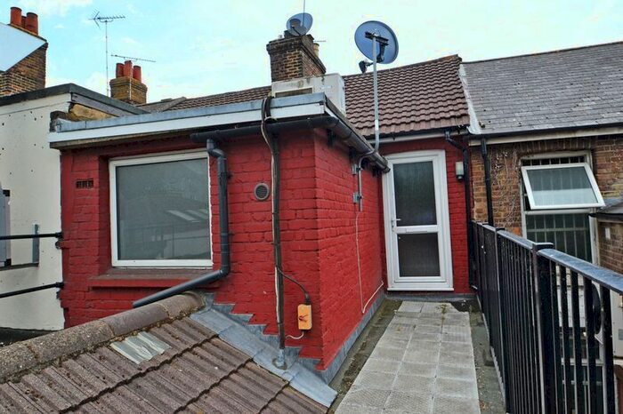 1 Bedroom Flat To Rent In West Street, Sittingbourne, ME10