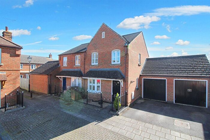 3 Bedroom Semi-Detached House To Rent In Turnham Way, Aylesbury, HP19