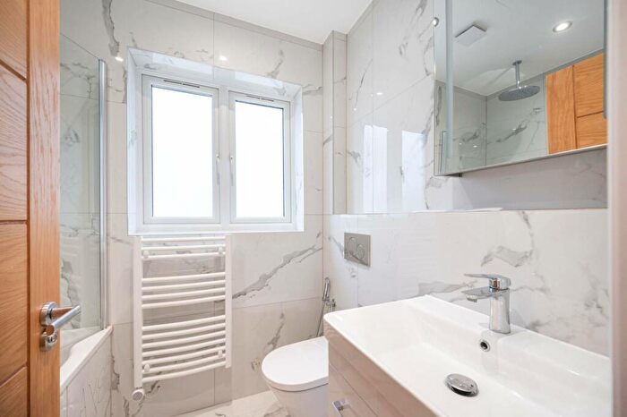 3 Bedroom Flat To Rent In Warwick Road, High Barnet, Barnet, EN5