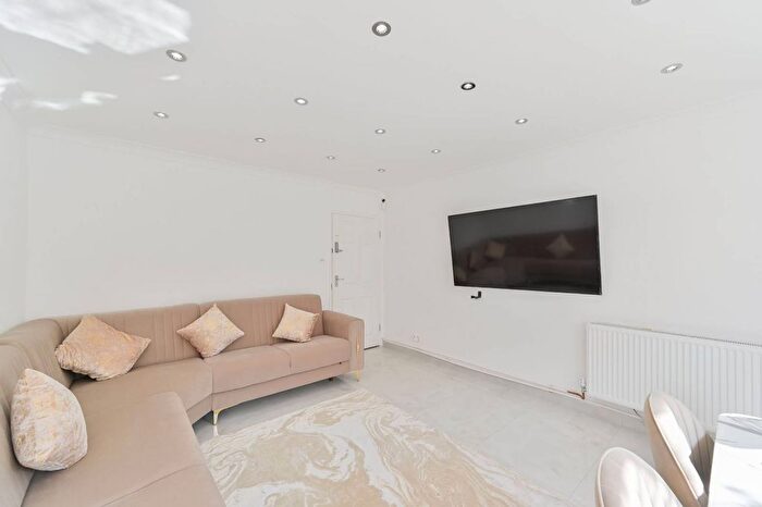 3 Bedroom Flat To Rent In Carey Gardens, Nine Elms, London, SW8