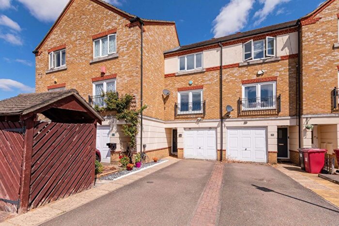 3 Bedroom Town House For Sale In Hunstanton Close, Colnbrook, SL3