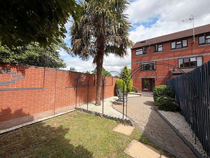 5 Bedroom End Of Terrace House For Sale In Howard Walk, Warwick, CV34