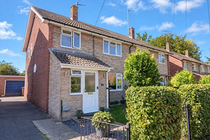 3 Bedroom Semi-Detached House For Sale In Pauls Way, Watlington, OX49