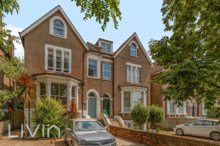 2 Bedroom Flat For Sale In Bedford Hill, London, Greater London, SW12
