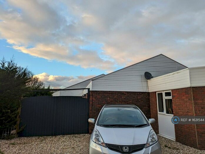 3 Bedroom Bungalow To Rent In Mayfield Road, Farnborough, GU14