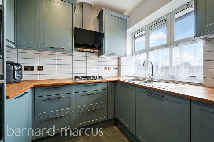 3 Bedroom Flat To Rent In Newburn Street, London, SE11
