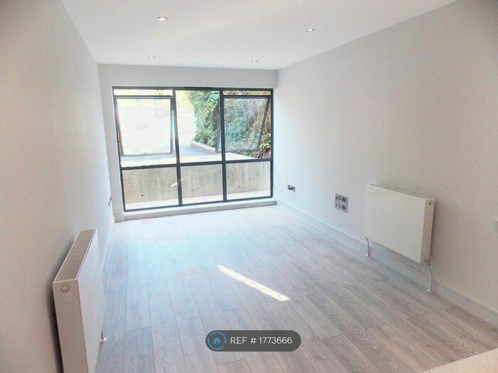 1 Bedroom Flat To Rent In Adelphi Court, London, SE20