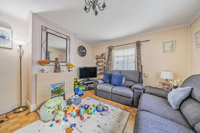 2 Bedroom Flat To Rent In Barnet Way, Mill Hill, London, NW7