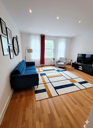 3 Bedroom Flat To Rent In The Mall, Ealing Broadway, W5