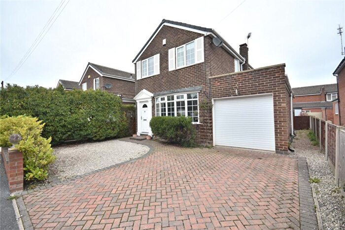 4 Bedroom Detached House For Sale In Whinmoor Court, Leeds, LS14