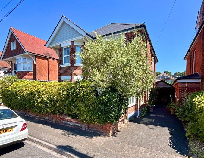 4 Bedroom Detached House For Sale In Buchanan Avenue, Bournemouth, BH7