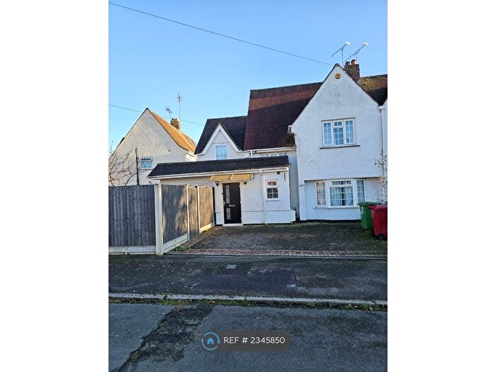 3 Bedroom Semi-Detached House To Rent In Francis Way, Slough, SL1