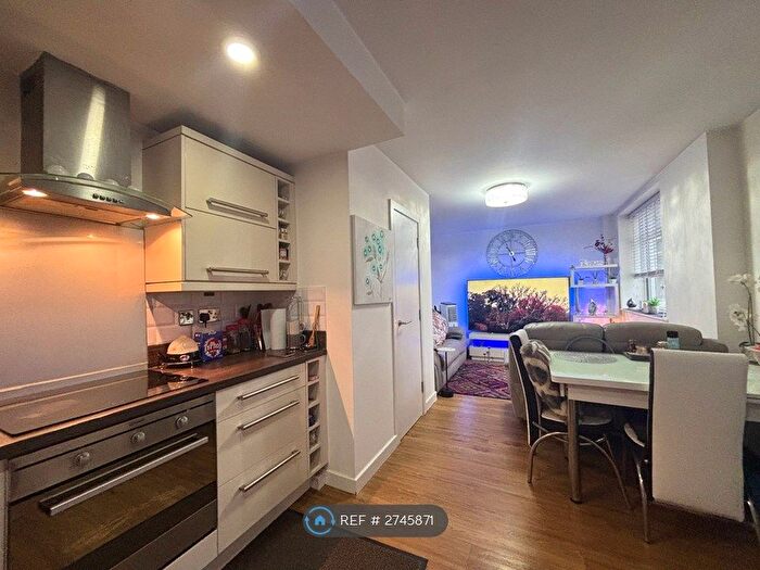 2 Bedroom Flat To Rent In The Parade, Oadby, Leicester, LE2