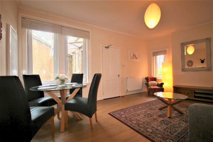 4 Bedroom Flat To Rent In Hmo Niddrie Mains Road, Niddrie, Edinburgh, EH16